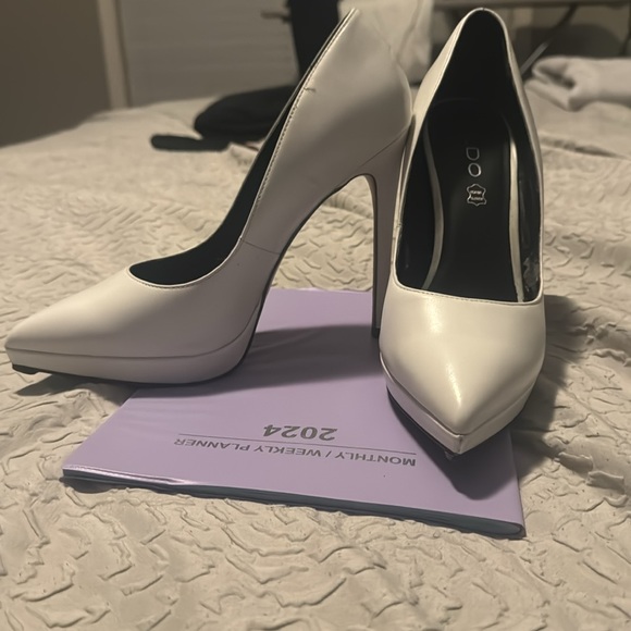 Classic white pump - Picture 2 of 3